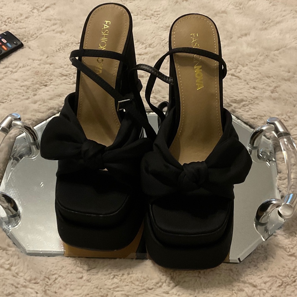 Fashion Nova Black Knot-Front Platform Sandals with Ankle Strap